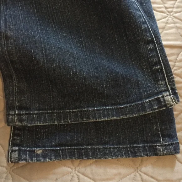 ✨👖 Levi's Mid Rise Bootcut 553 – For When You Wanna Kick It in Style 👖✨ - Picture 6 of 11